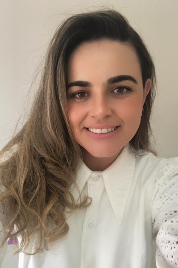 Dra. Gabriella Parizoto, dentista especialista em prótese dentária em Curitiba